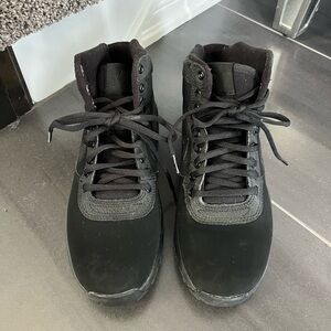 Nike Manoadome sneaker boots - like new size 7.5 men - triple black